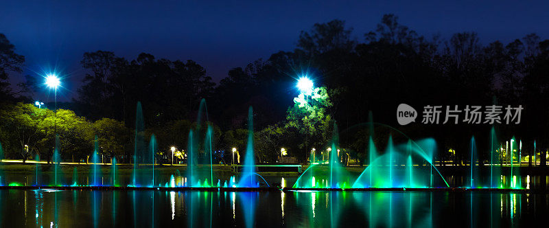 发光的喷泉倒映在Ibirapuera公园的湖上，在São Paulo，巴西